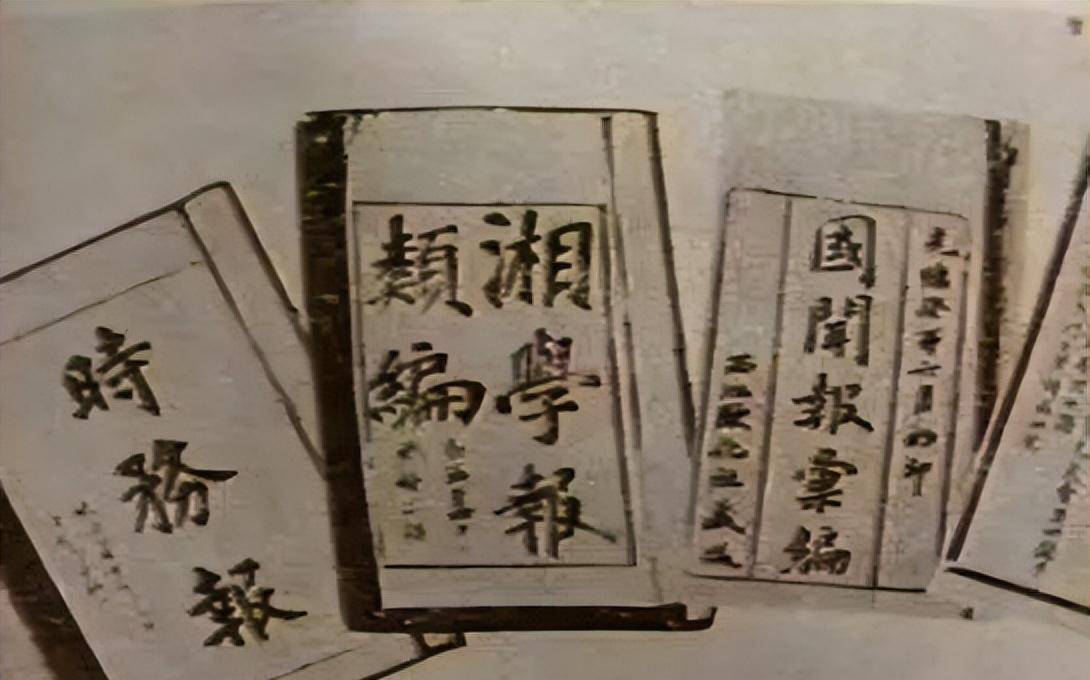 梁启超也参与其中,他希望通过公车上书的方式让清政府拒绝签署《马关