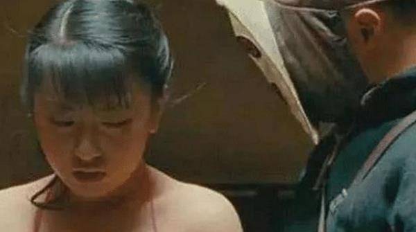 10年前的《让子弹飞》,那个为电影献身的肚兜女孩赵铭,最后怎样