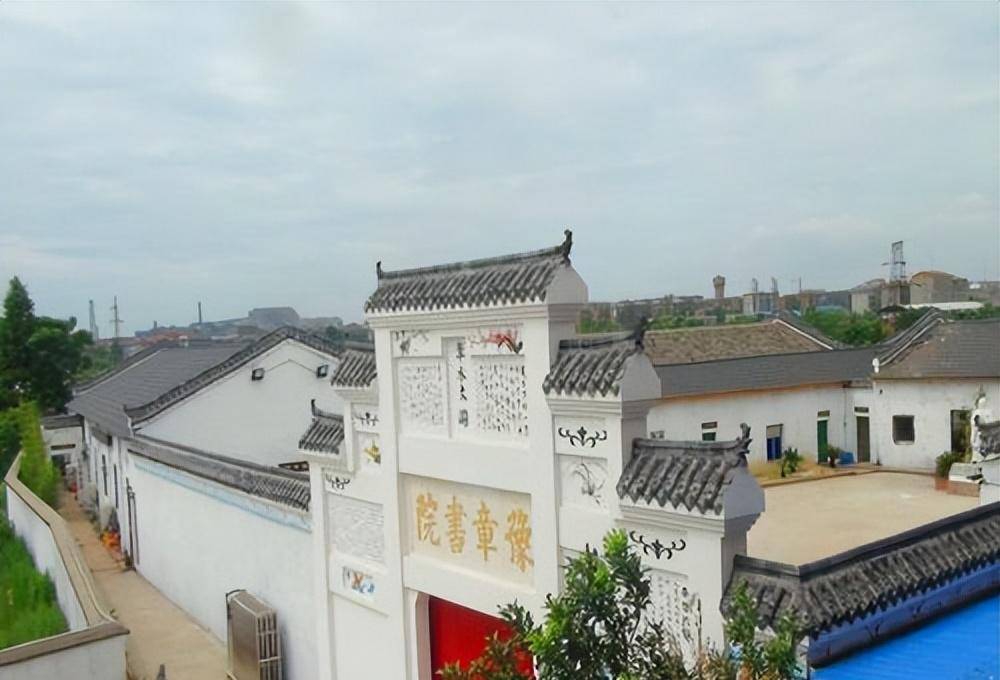 2013年5月16日,在江西南昌,一个名为豫章书院修身教育专修学校的民办