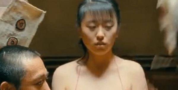10年前的《让子弹飞》,那个为电影献身的肚兜女孩赵铭,最后怎样
