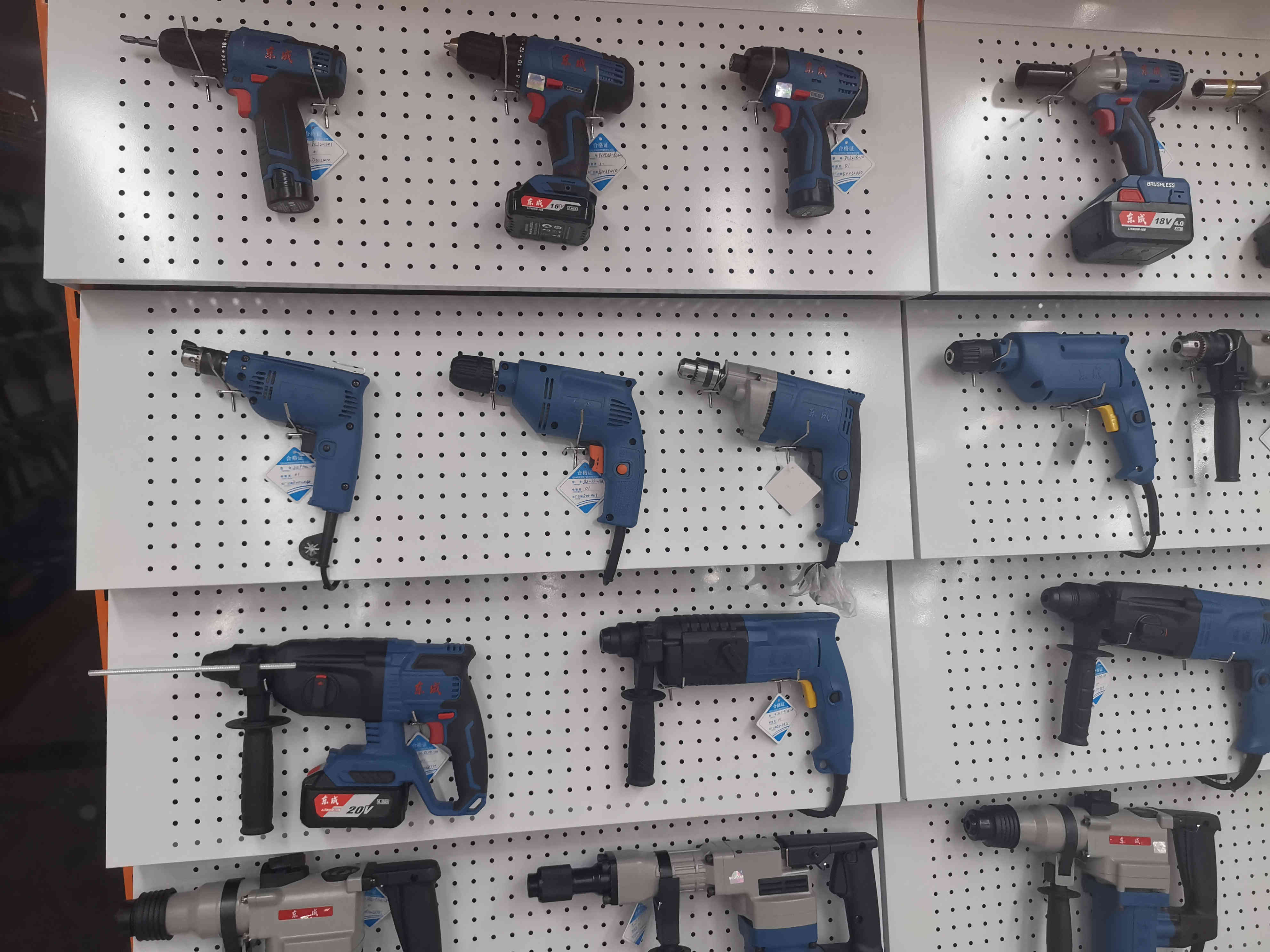 欧利源五金机电拥有丰富的产品线,涵盖了各类五金工具,机电设备,建筑