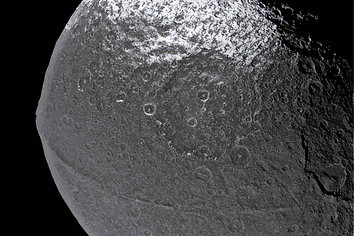 13亿千米外的星球上,表面有1300公里"焊缝"?难道是废弃的飞船