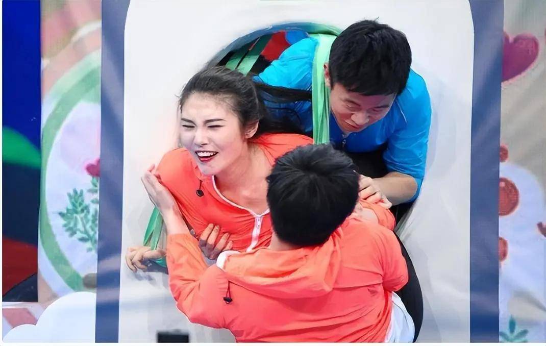 这些女星做游戏也未免太投入,被人袭胸,意外走光都浑然不知