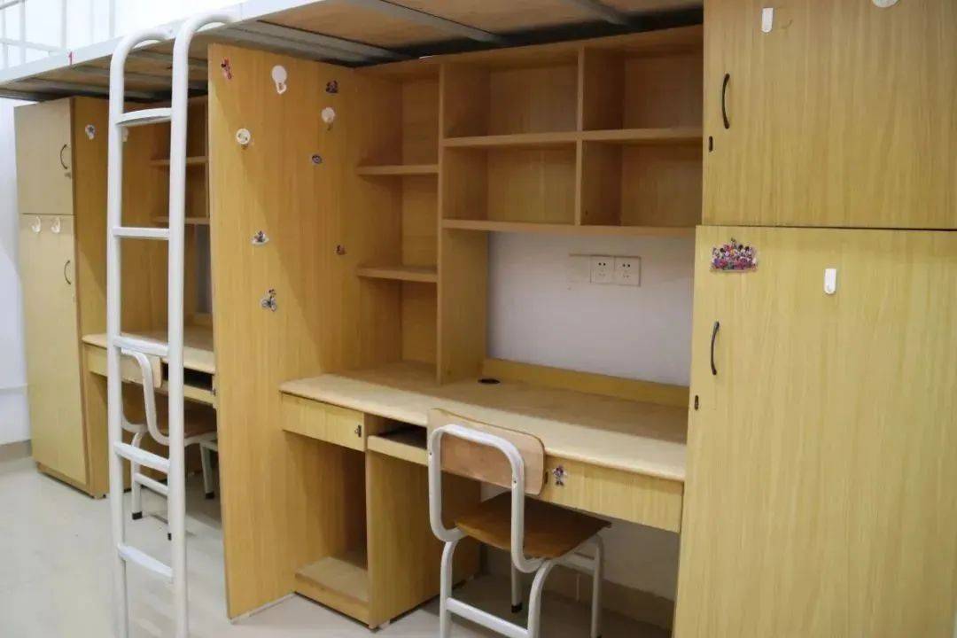 a区是男生宿机电学院为主,为4人间b区是女生宿舍 各学院女生都有,为6