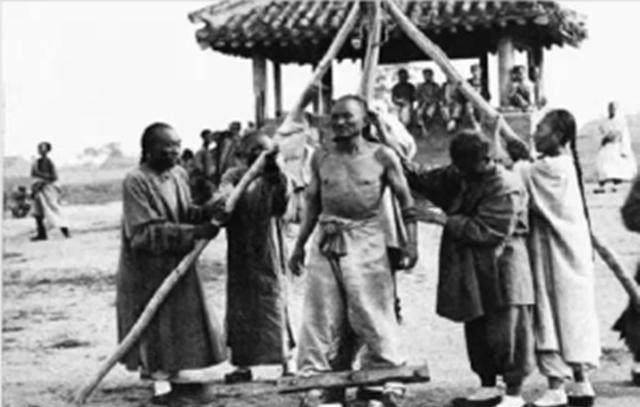 比车裂,阉割还残忍的刑罚,只听轰隆一声,就被挫骨扬灰