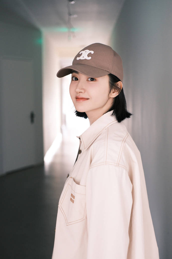 景甜再晒美照,对镜比心清纯甜美,笑容温柔迷人宛如初恋