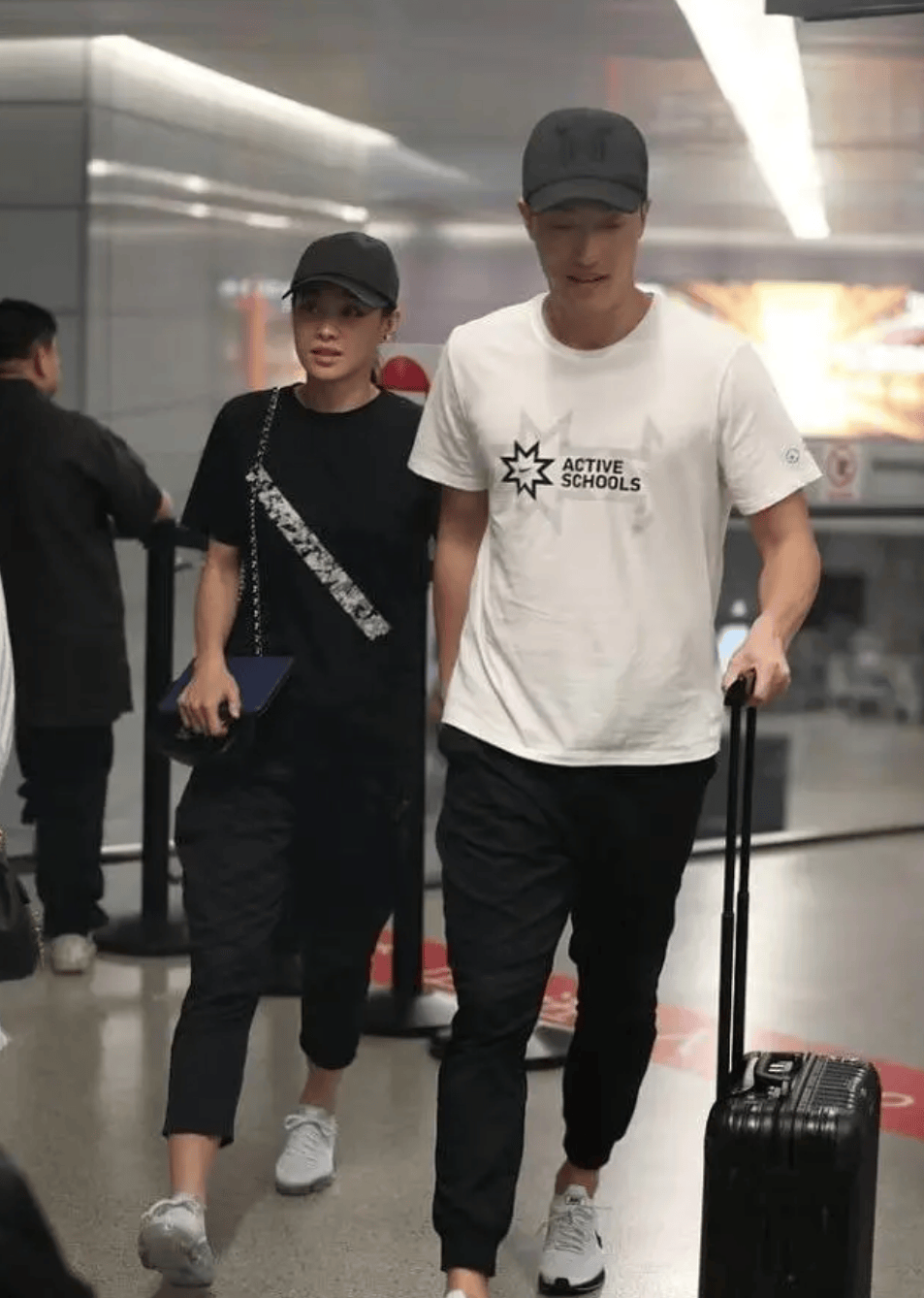 刘翔与二婚妻子大秀恩爱,走哪里都牵着小手,老婆一身名牌气质不输女