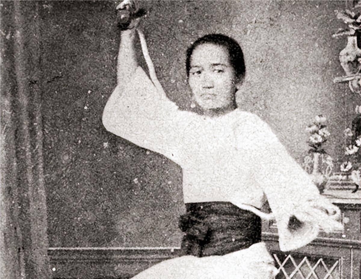 黄飞鸿去世后,妻子晚年回忆说:他长相怪异,我们没啥夫妻感情_莫桂兰