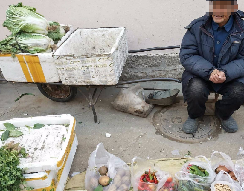 路边摊老人卖的菜,比超市的菜便宜很多,为什么年轻人不愿买?
