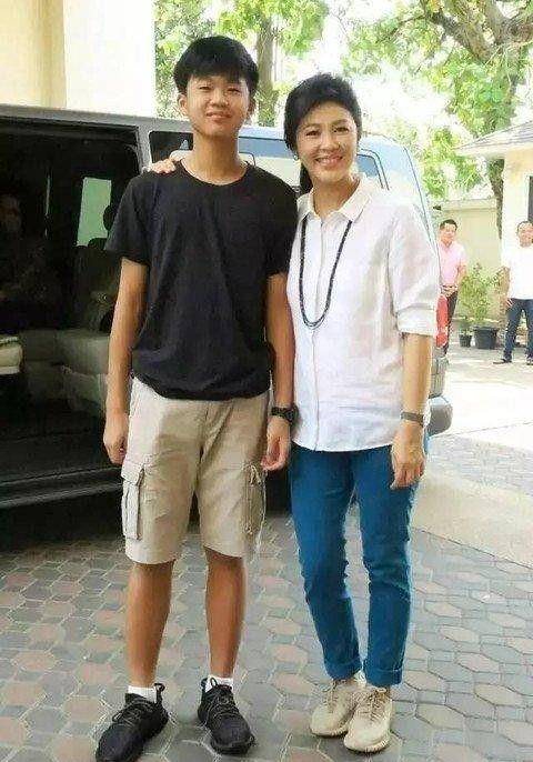 55岁英拉很幸福:全家在迪拜庆祝泼水节,18岁儿子和舅舅一个模子