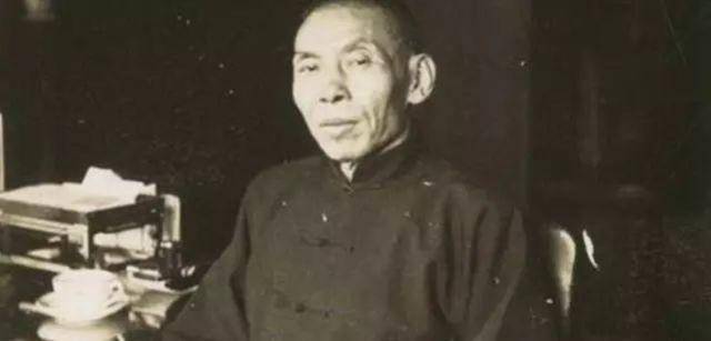 1951年,杜月笙烧掉一箱借条,子女都不理解他:这是救你们的命