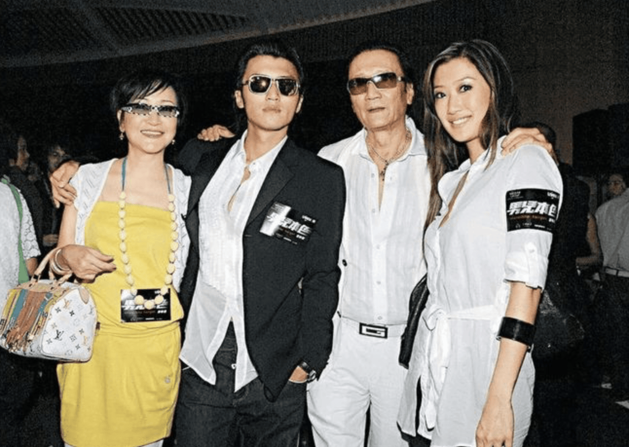 狄波拉母亲节在家设宴,与友人喝酒聊天好热闹,没子女相伴仍开心_谢贤