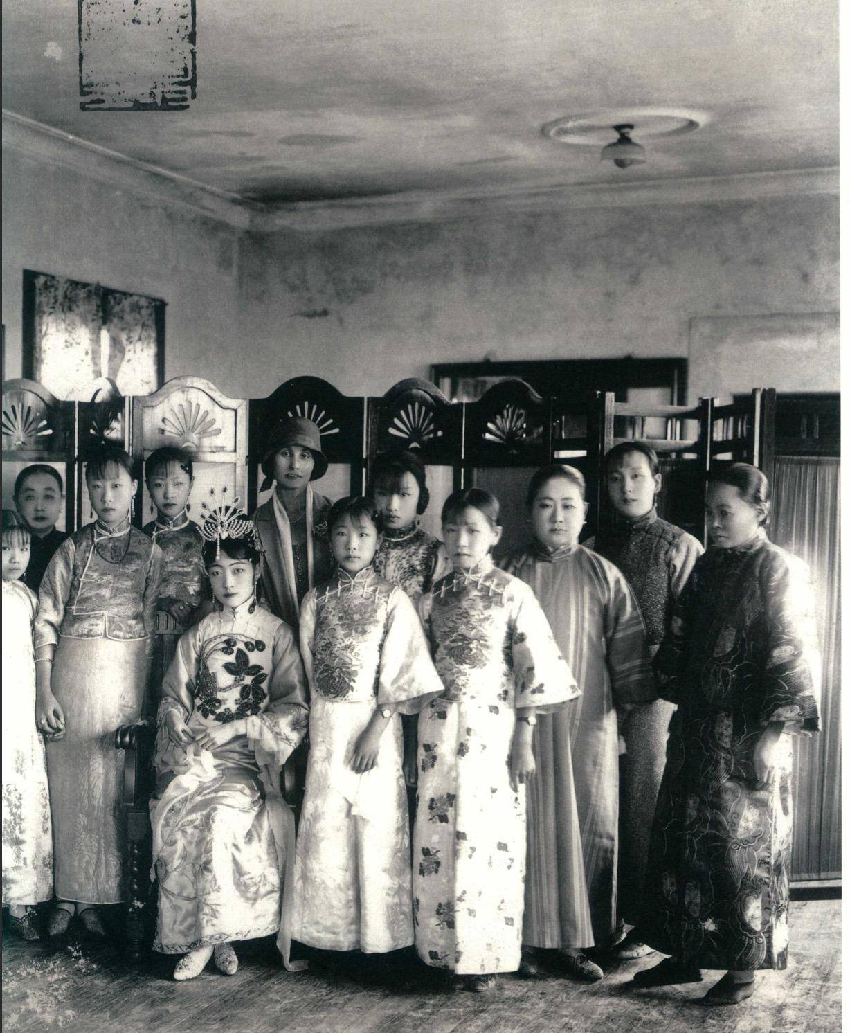 婉容生下个女婴,未曾有过儿女的溥仪,为何将孩子丢进了火炉?