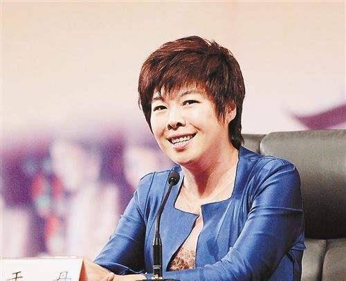 从国学大师到被轰下台,如今无人问津的于丹,到底做错了什么?