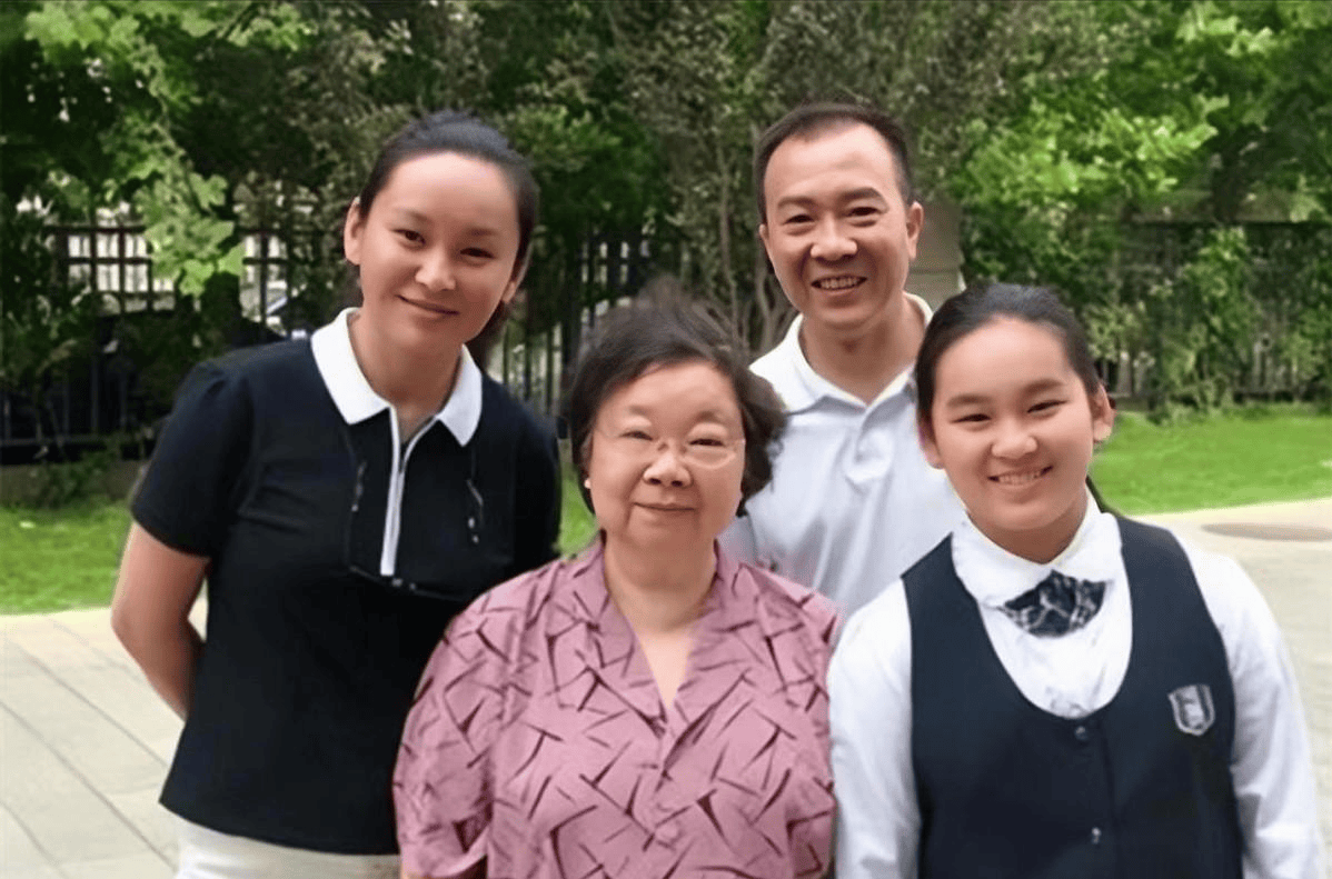 袁茵,为何要不顾世俗眼光,与侯耀文离婚,转身嫁给师侄戴志诚?