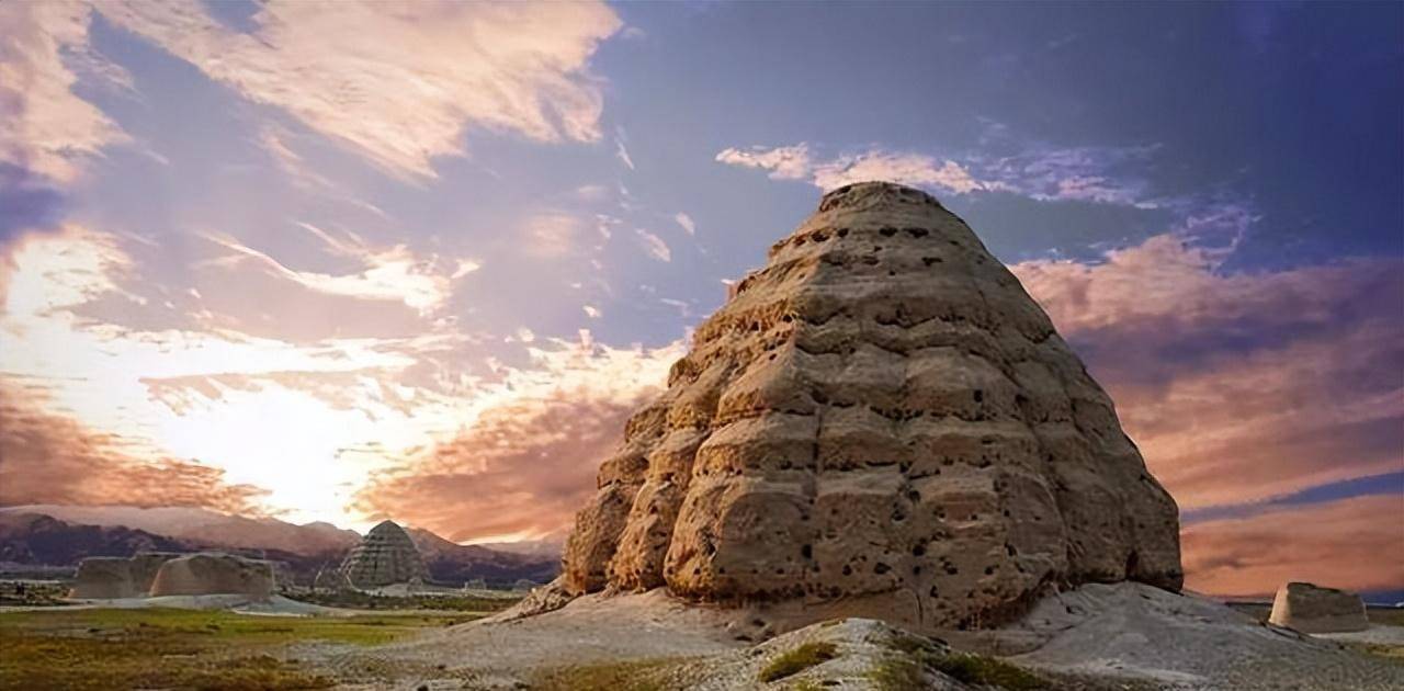 号称东方金字塔的西夏王陵为何千年来从不长草,也不落鸟