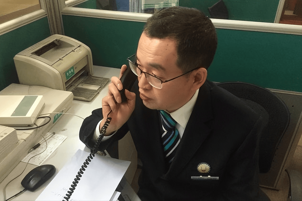 男子嗓子发痒以为咽炎,检查后确诊喉癌,医生惋惜:这件事害了他_李志强