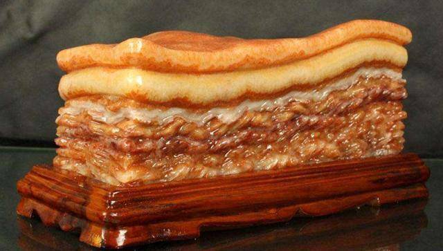 老人捡到一块大型"猪肉石",有人报价10万不卖,鉴宝结果如何