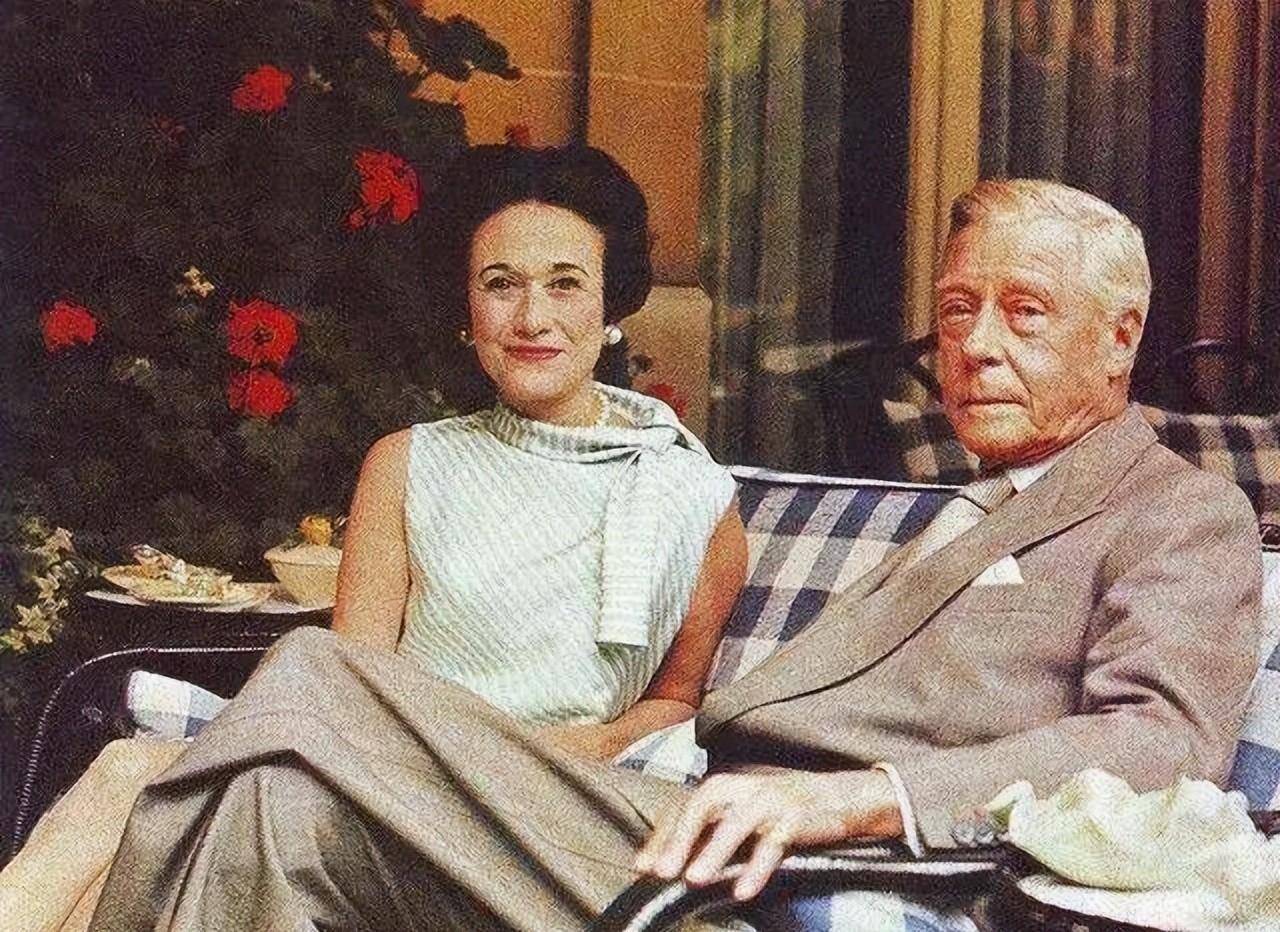 温莎公爵爱德华与妻子辛普森1972年5月28日,温莎公爵爱德华去世,享年