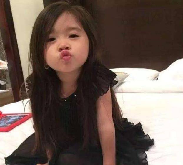 迪拜百亿首富,因5岁混血女孩太漂亮将她领养回家,女孩现状如何
