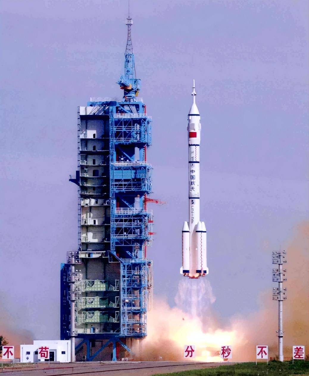 明朝奇人万户:自己研究火箭,绑了47个飞行器,成功将自己送上天