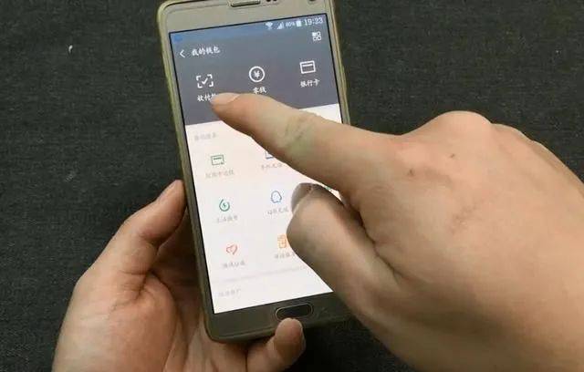 银行卡绑定在微信上一定要留意,我也是才察觉,现在告诉家人还不晚