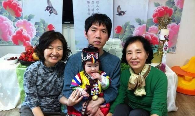 韩国围棋大师李昌镐,父母为其系鞋带,师母:他不懂人类的生活