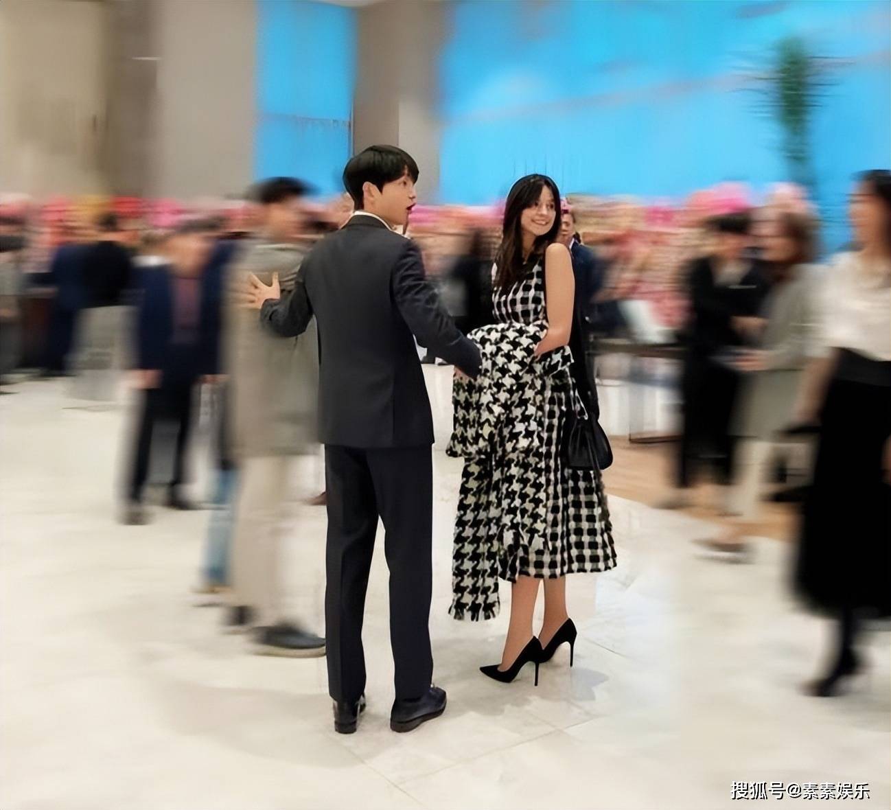 宋仲基为妻子凯蒂挡镜头,满脸温柔阻止拍摄,打招呼超友善