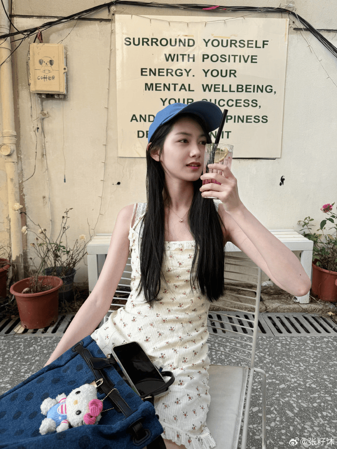 "小朱茵"张籽沐晒照秀美腿,亭亭玉立惹人爱,曾合作杨紫赵丽颖