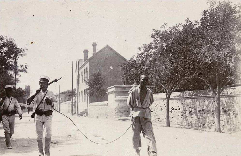 义和团拳民真实形象:刀枪不入成笑话,被斩首时老百姓冷眼旁观