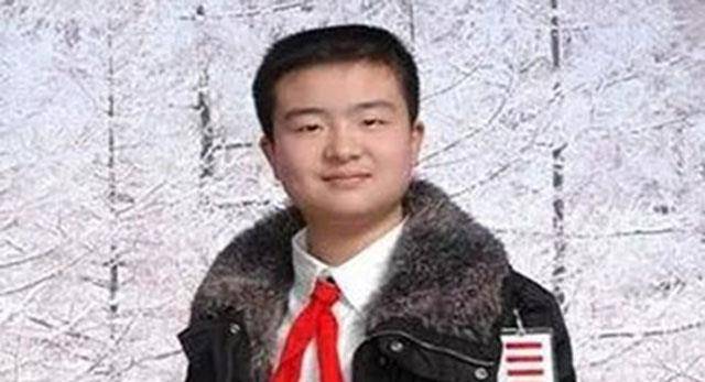 "五道杠"黄艺博,因照片红极一时,今泯然众人矣,高考分数477分