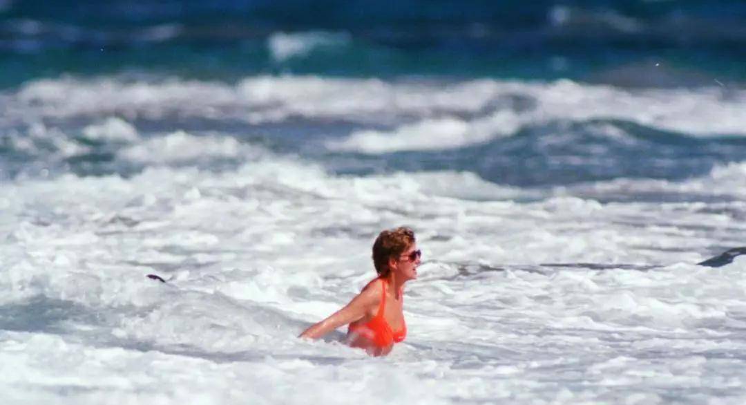 戴安娜最后一个夏天:拍卖了79件衣服做慈善,带威廉哈里海边度假