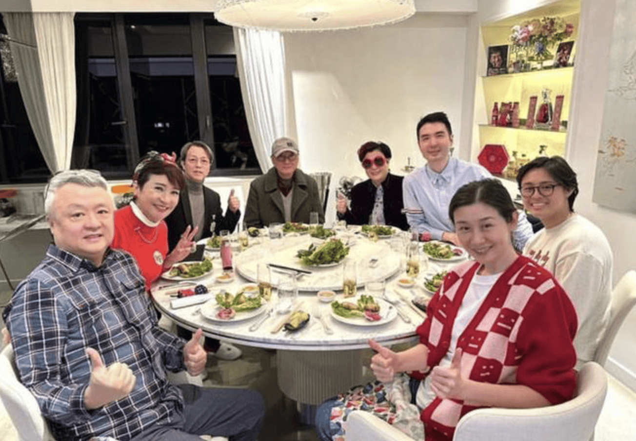 狄波拉母亲节在家设宴,与友人喝酒聊天好热闹,没子女相伴仍开心_谢贤