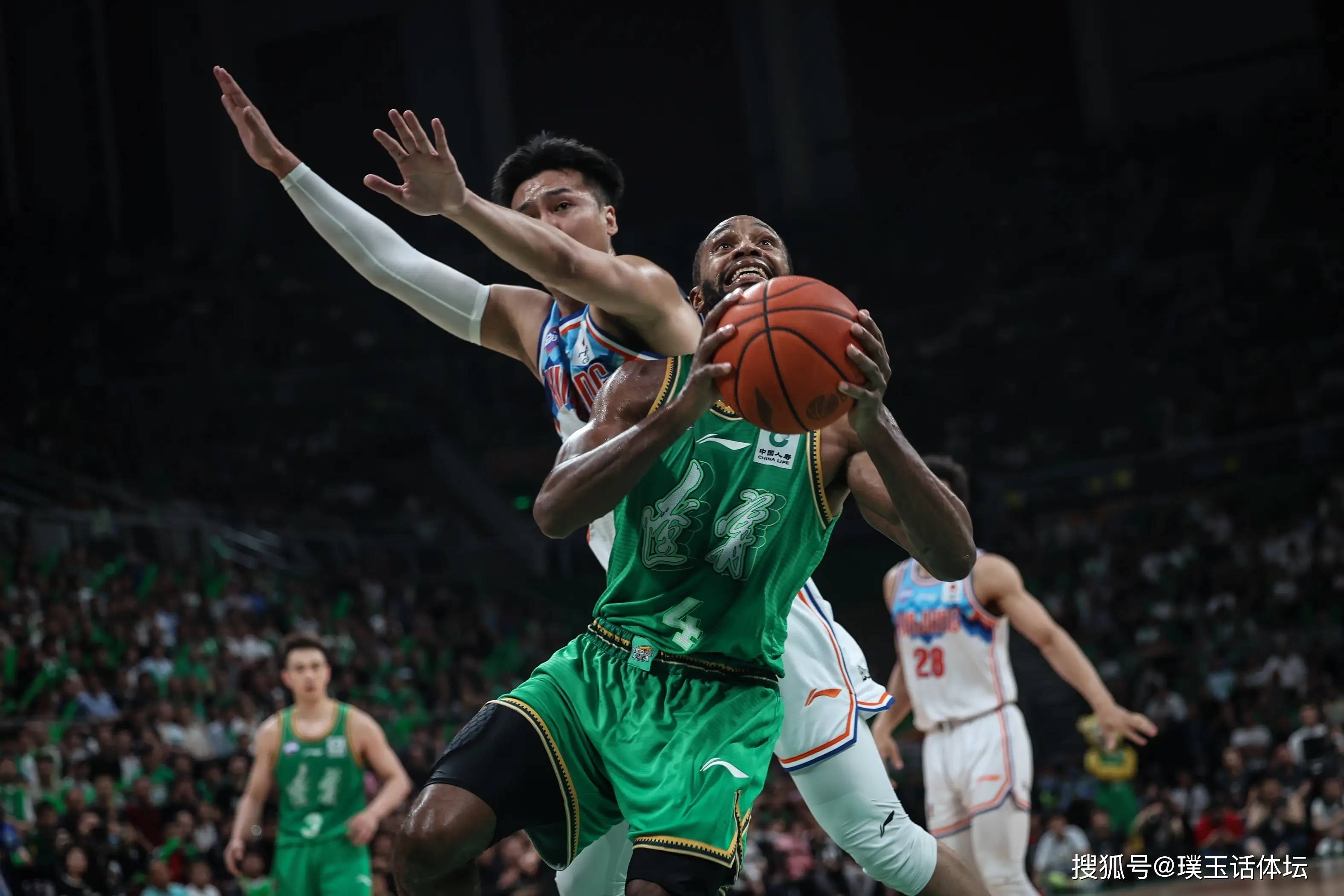 辽篮再胜新疆!18日出征客场,张镇麟怒摔球衣,郭艾伦正式表态