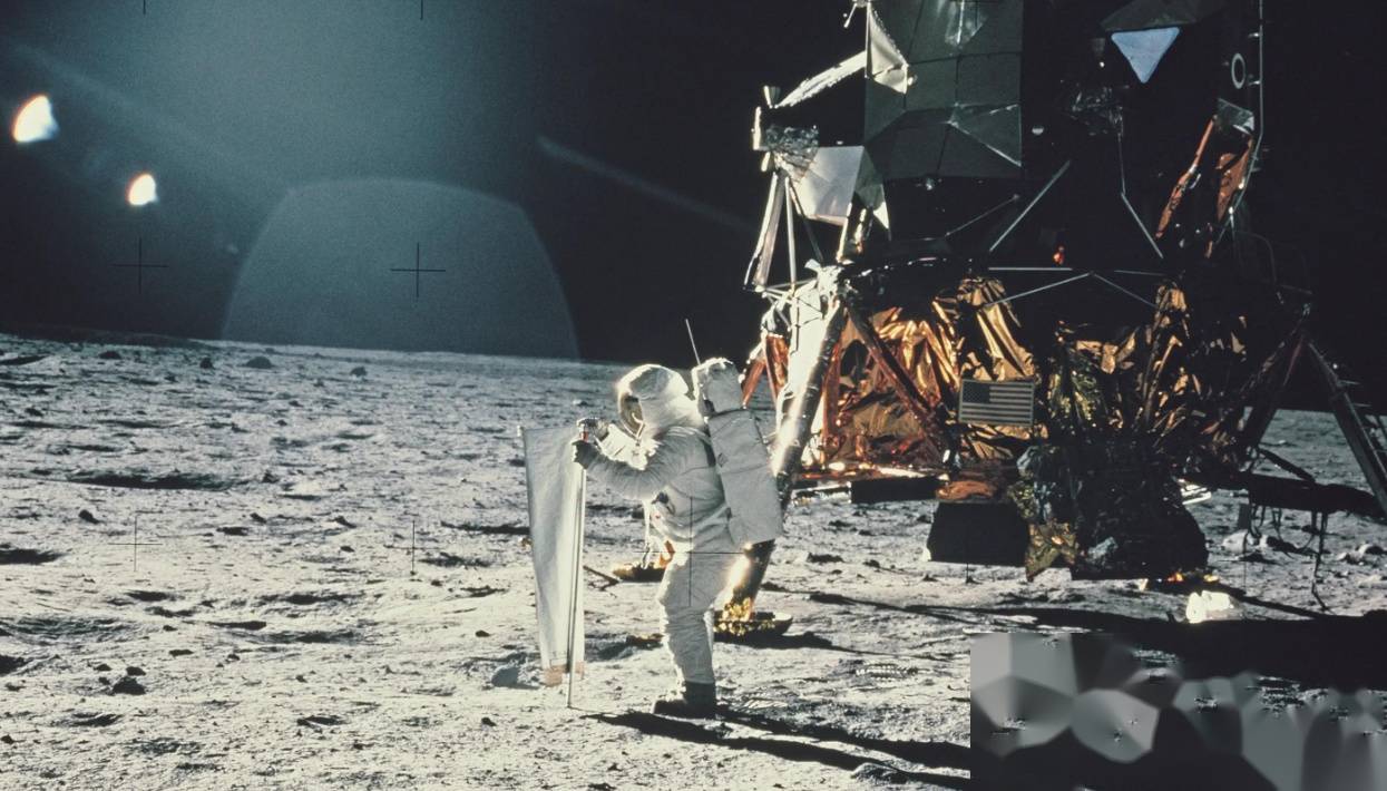 美国网友:如果中国人登上月球,把美国人插的国旗拔出来怎么办?