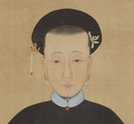 孝懿仁皇后妹妹佟佳氏是康熙帝的悫惠皇贵妃,康熙二十九年(1690年)入