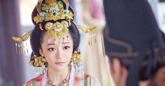 由于时局动荡,权臣当道,北魏被分为西魏和东魏,权臣高欢立元善见为帝