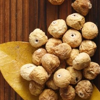 黑木耳是营养丰富的一种食用菌,黑木耳含有糖,脂肪,蛋白质,维生素b