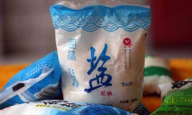 现实生活中,食盐的价格也不贵,2-3块钱就能买一大包,够吃好久了.