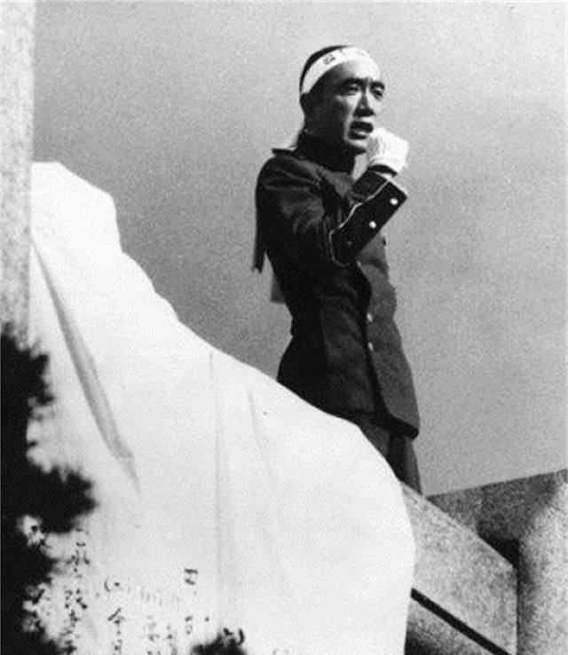 三岛由纪夫死时多惨?切腹后肠子出来了,别人连砍三刀都没死