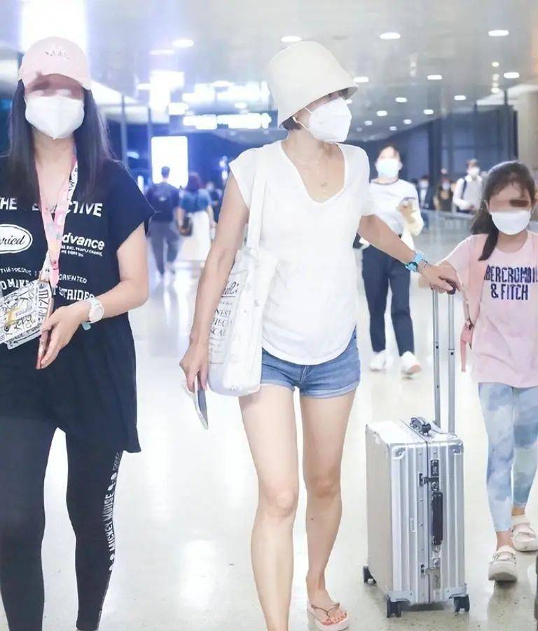 马伊琍彻底不把自己当明星!穿睡裙踩人字拖接女儿放学太接地气