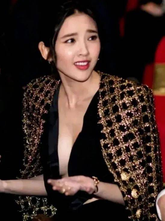 唐艺昕首晒女儿露脸照,小萌妹双手捂眼卖萌,嘴巴超像爸爸张若昀_李沁