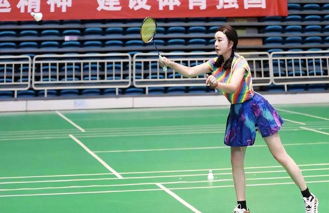 70岁刘晓庆打羽毛球!搭超短裙活力似少女,4婚3离61岁嫁超级富豪
