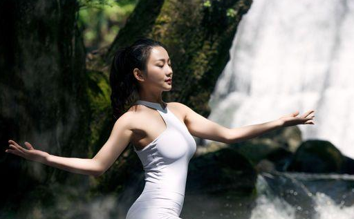 让瑜伽融入到你生活的方方面面 练瑜伽让胸部更加丰满挺拔