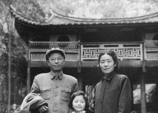 《雷雨》中的混乱家庭,实则是曹禺的真实生活,生活比作品更狗血_周萍