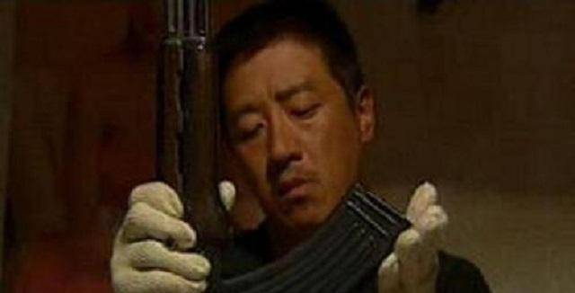 2000年,丁勇岱饰演白宝山走红,坐火车差点被警察误杀