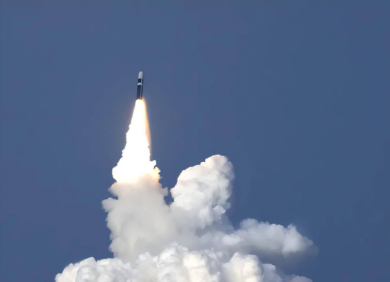 核潜艇在水下发射导弹时,如何防止海水倒灌?办法其实很简单