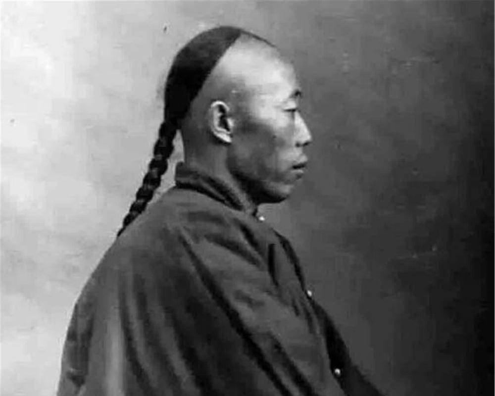其实对于清朝发型的沿革,相信但凡对清朝历史略有涉猎的人都清楚,所以