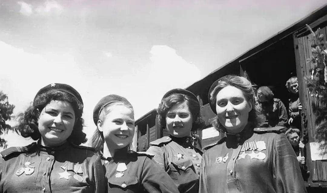 1944年 幡然醒悟的德军少校下令放了苏军女兵,他的结局如何_洛娃_马克