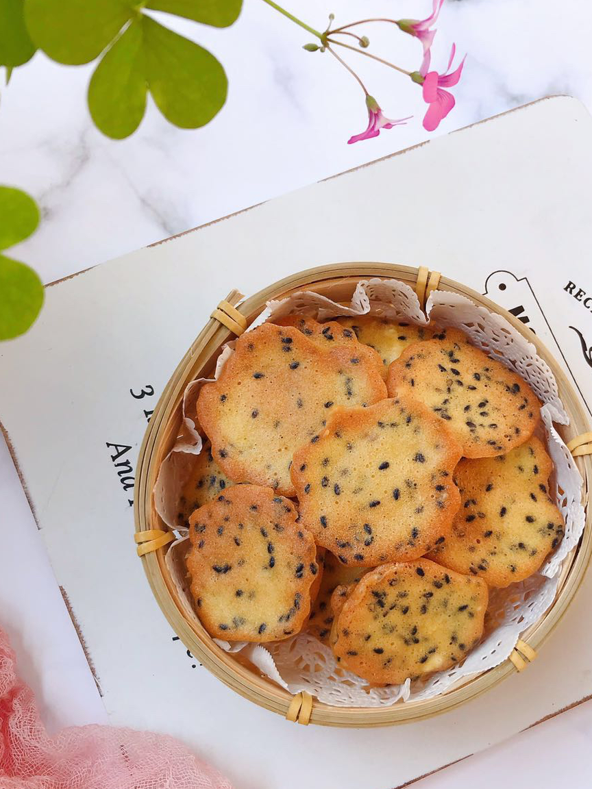 上下火,烤15分钟即可这样香甜酥脆的黑芝麻薄饼干做法超级简单吧,从